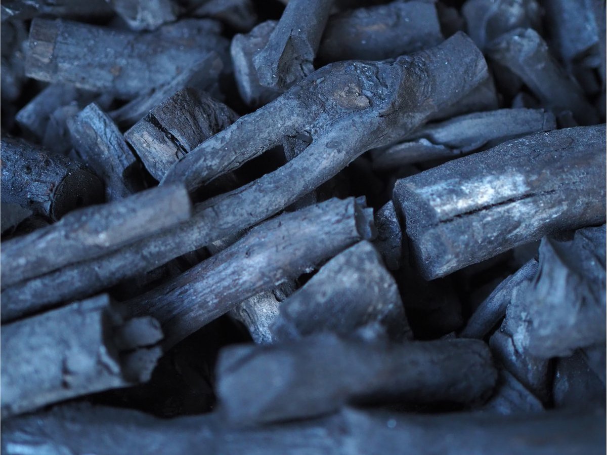 New briefing: #Biochar: A Critical Perspective: biofuelwatch.org.uk/2024/biochar-b… A sobering look at what the science shows about biochars' variable and unpredictable impacts on soil carbon and fertility, compared to growing policy endorsements of it as a 'carbon negative' technology #CDR