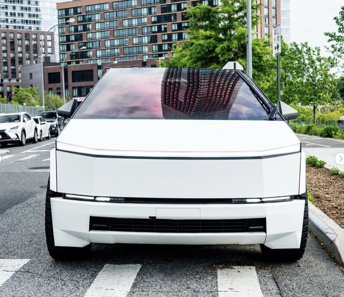 SawyerMerritt's tweet photo. NFL player Isaiah Simmons wrapped his Tesla Cybertruck in matte white with white wheels. https://t.co/2VXTt7QtFm
