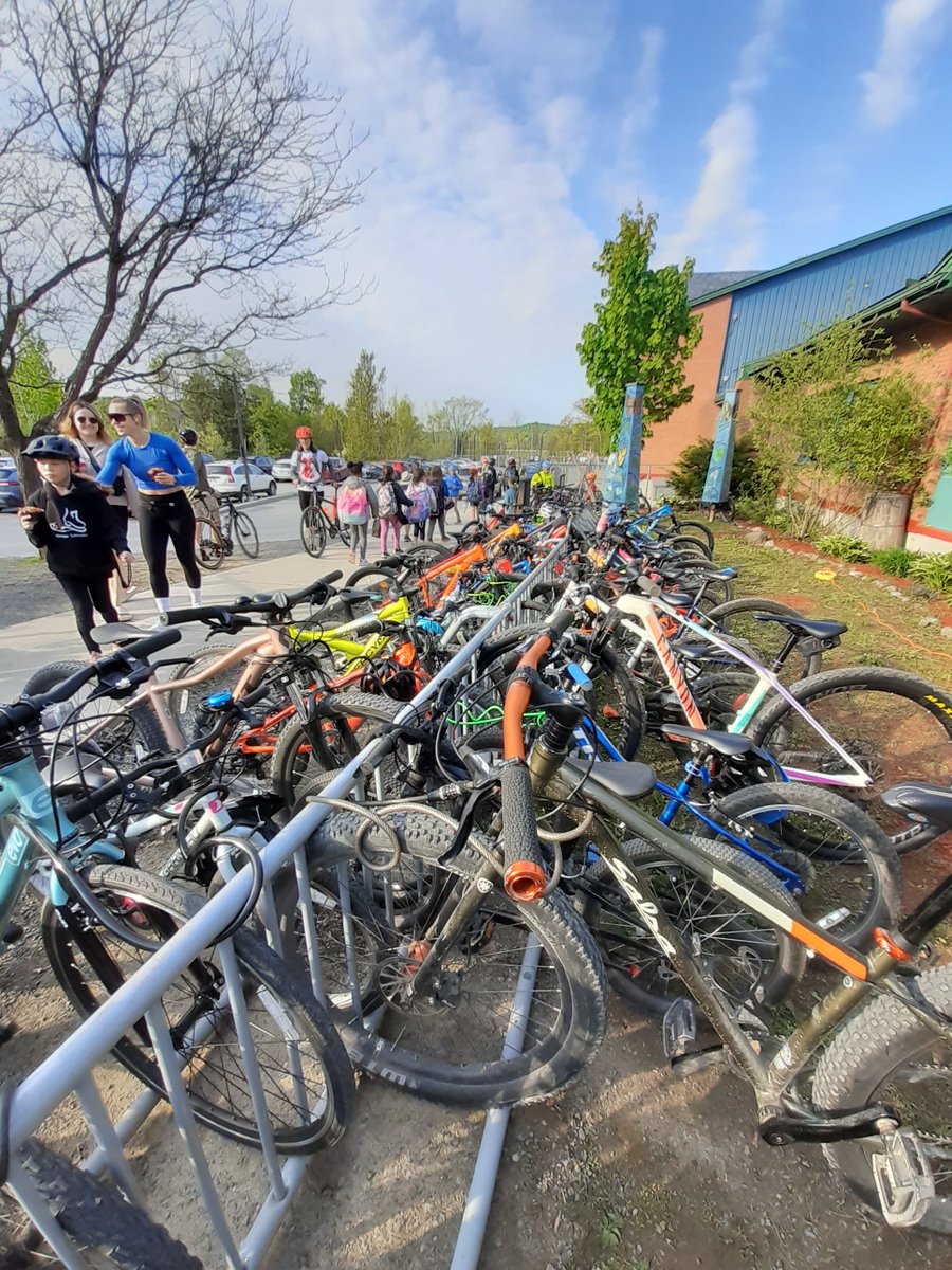 Amazing to see 200 kids walk or bike to school at École du Grand-Boisé in Chelsea this morning. Thanks to all involved inlcuding Mobi-O, the school, the MRC des Collines, and all volunteers.