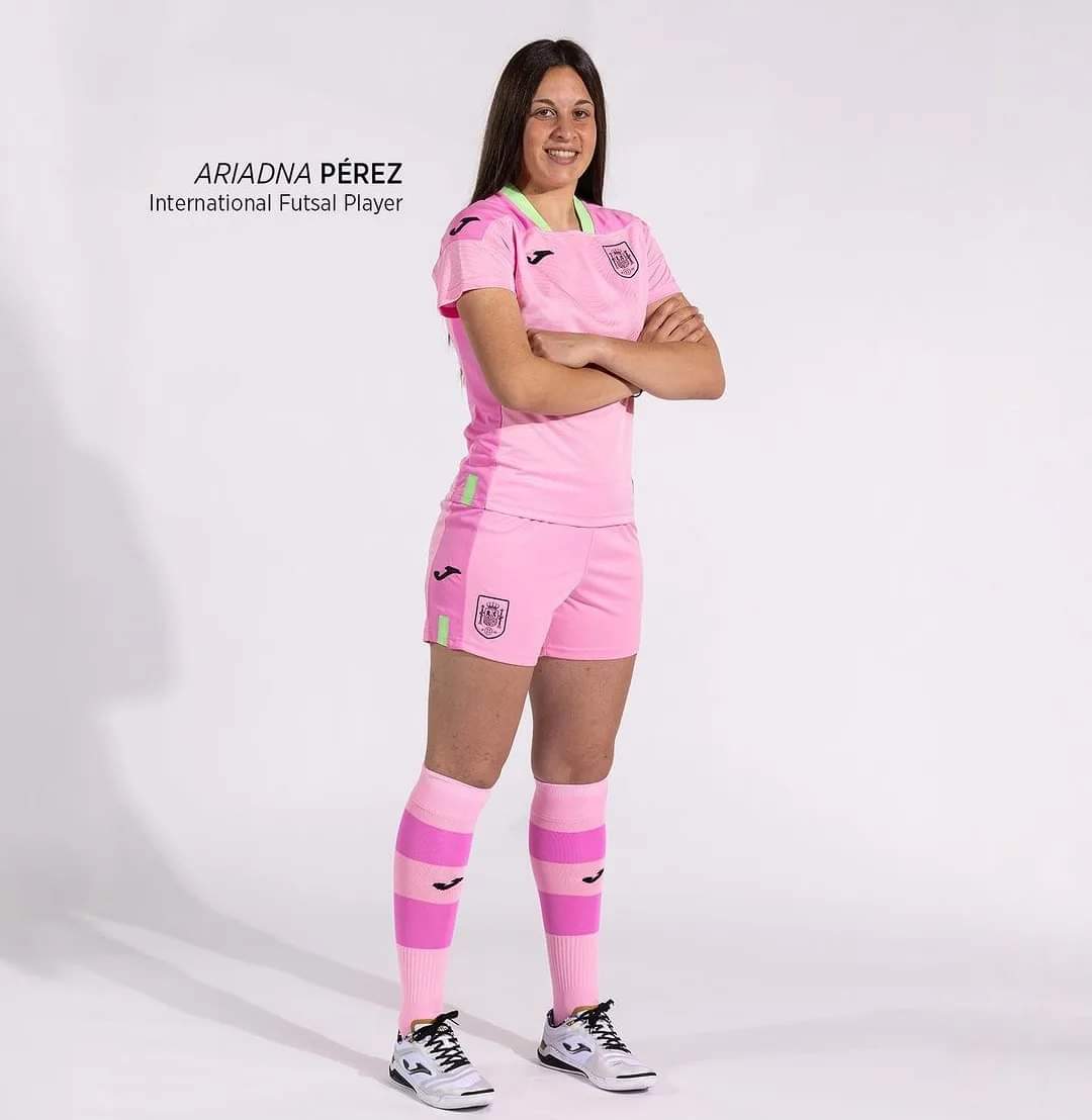 One of the uniforms of the Women's National Team of Spain.
🩷⚽🇪🇸
#joma #jomateam #WeAreFutsal #TheFutsalBrand #futsal #soccer #womenssoccer