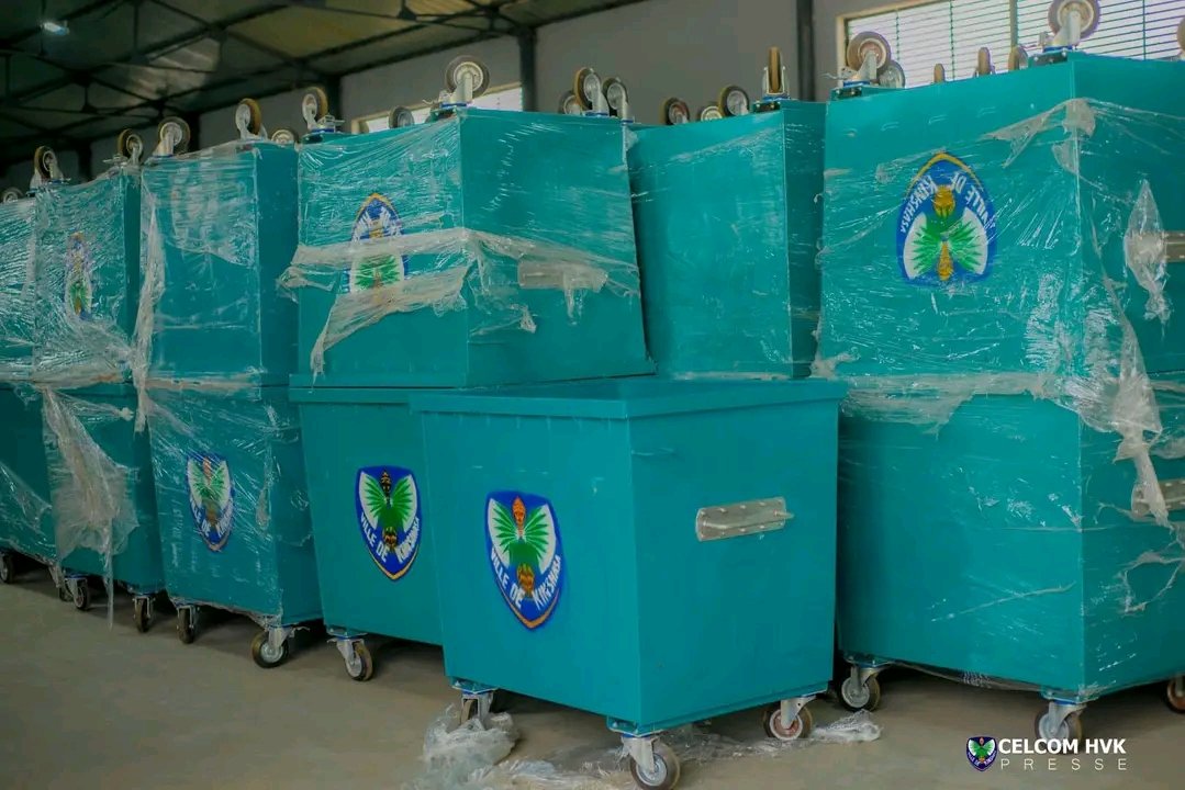 🛑🇨🇩Kinshasa : Gentiny Ngobila a réceptionné plusieurs poubelles et équipements d'assainissement pour la ville de Kinshasa. Il s'agit d'un grand projet de la société turque Albayrak.🇨🇩🛑