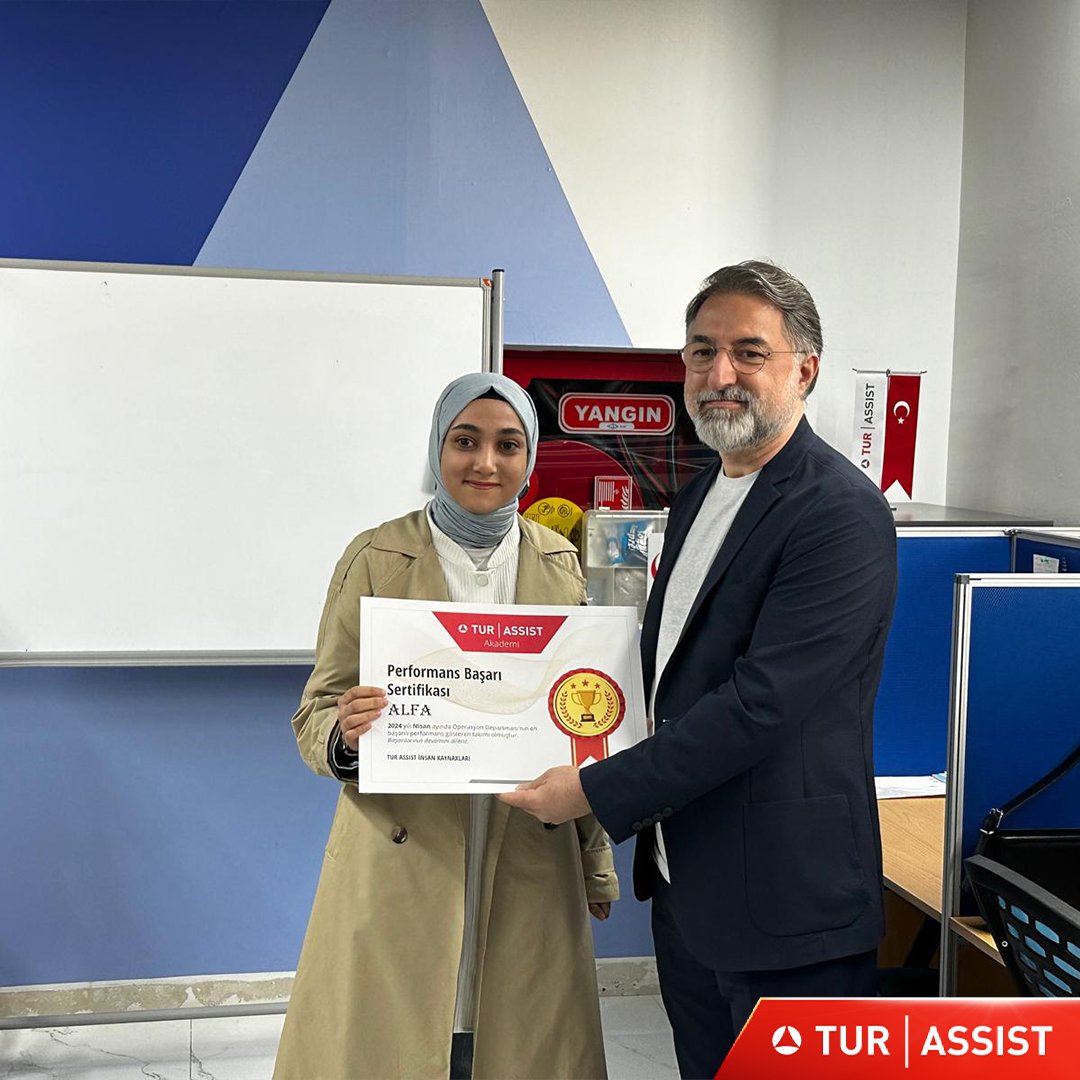 TurAssist's tweet photo. TUR Assist Genel Müdürümüz Timur Turan Selçuk ve Yönetim Ekibimiz, Nevşehir'deki TUR Assist Acil Eylem Operasyon Merkezimizi ziyaret etti. Başarı sertifikalarına hak kazanan çalışanlarımıza sertifikaları elden teslim edilirken, motivasyon yemeğinde güzel paylaşımlar edinildi. https://t.co/NFINGul5cj