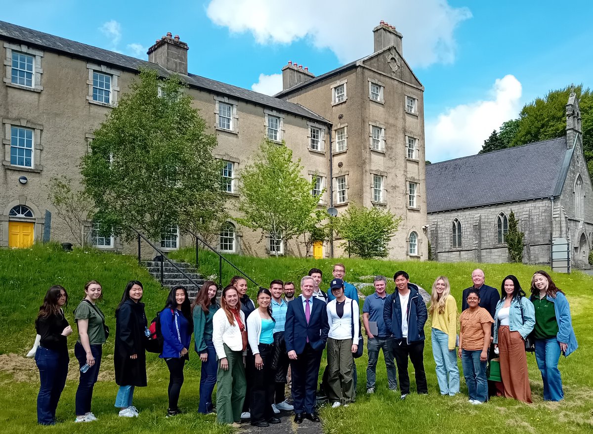 Our Community & Political Dialogue team was delighted to welcome back students from @babson again this year & to share learnings about the process of building trust and dialogue in conflict resolution. #glencree4peace