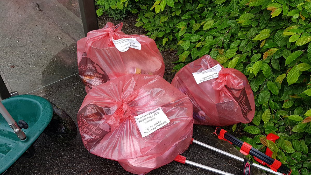 SosSouthborough's tweet photo. Another 8 sacks from around the industrial estate today including bottles of driver tizer @KeepBritainTidy #tunbridgewells #streetclean #volunteers #litterheroes #lovewherwelive #drivertizer https://t.co/uAOlDQGNHB