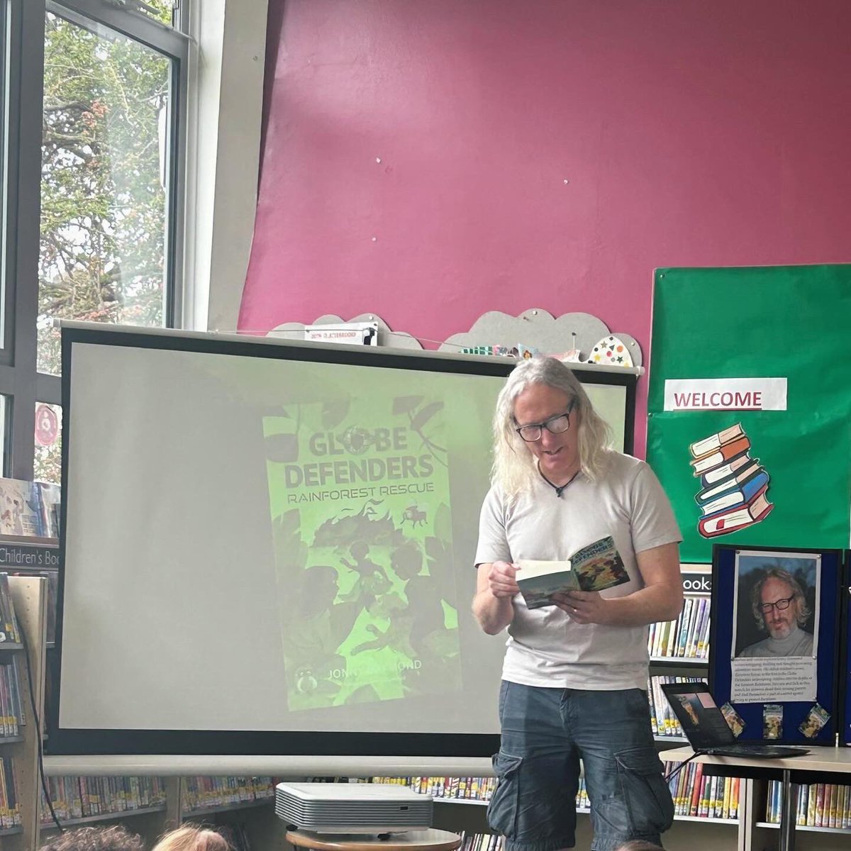 GreenwichLibs's tweet image. Author Jonny Daymond visited the #SladeLibrary on Tuesday. Jonny read an extract from his new book ‘Globe Defenders: Rainforest Rescue’ to Year 5 from Greenslade Primary school, which was really enjoyable! 📚 #LoveYourLibrary
