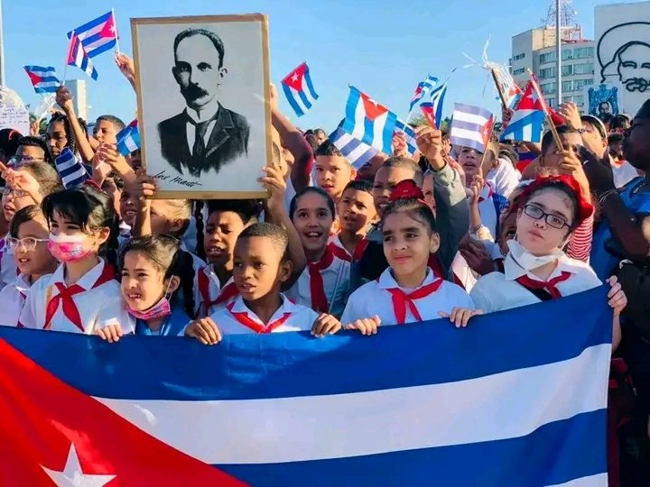 Fidel 🇨🇺 “Defender banderas en tiempos fáciles no es nada difícil, no es nada especialmente meritorio. Defender banderas en tiempos difíciles es cuando verdaderamente resulta meritorio” La Patria necesita lo mejor de sus hijos ❤️🇨🇺❤️🇨🇺❤️ #UnidosXCuba #CienfuegosXMásVictorias