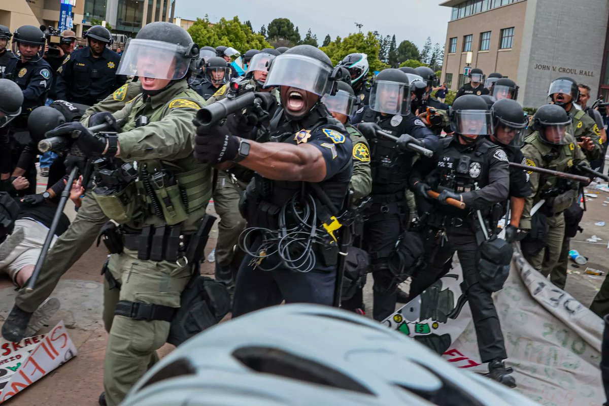 This photo from @rgaut999 shows just a few of the different police agencies that converged at @UCIrvine yesterday in response to a group of pro-Palestinian protesters. latimes.com/california/sto… @Hannahnfry @TerryCastleman @LATvives @LAcrimes @angorellanah @ashleyahn88