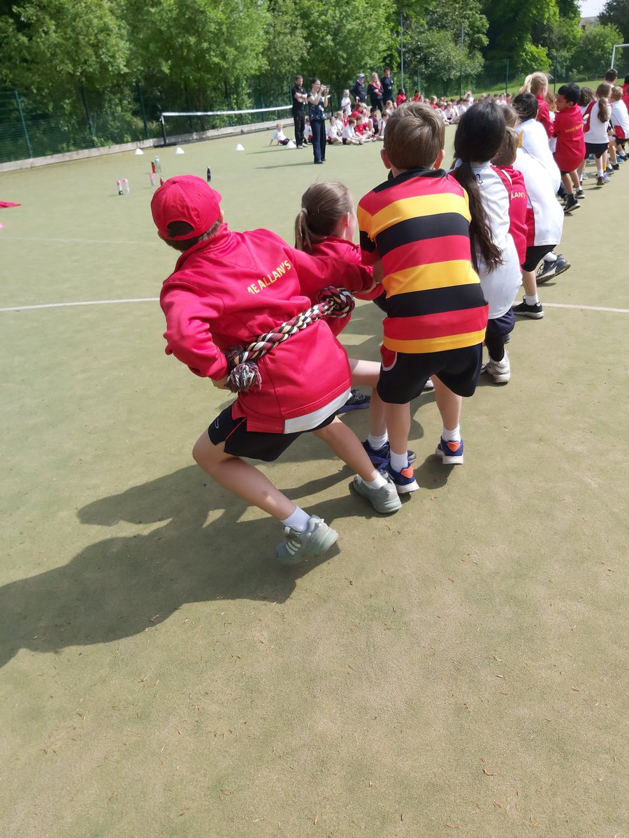 .@DameAllansJnr ended their fantastic #DASGivingDay with a whole school tug of war! ♦💪 The competition was fierce, from Nursery to Year 6, and it was a perfect way to celebrate this special event. THANK YOU so much to everyone who helped to make this day possible👏🎉