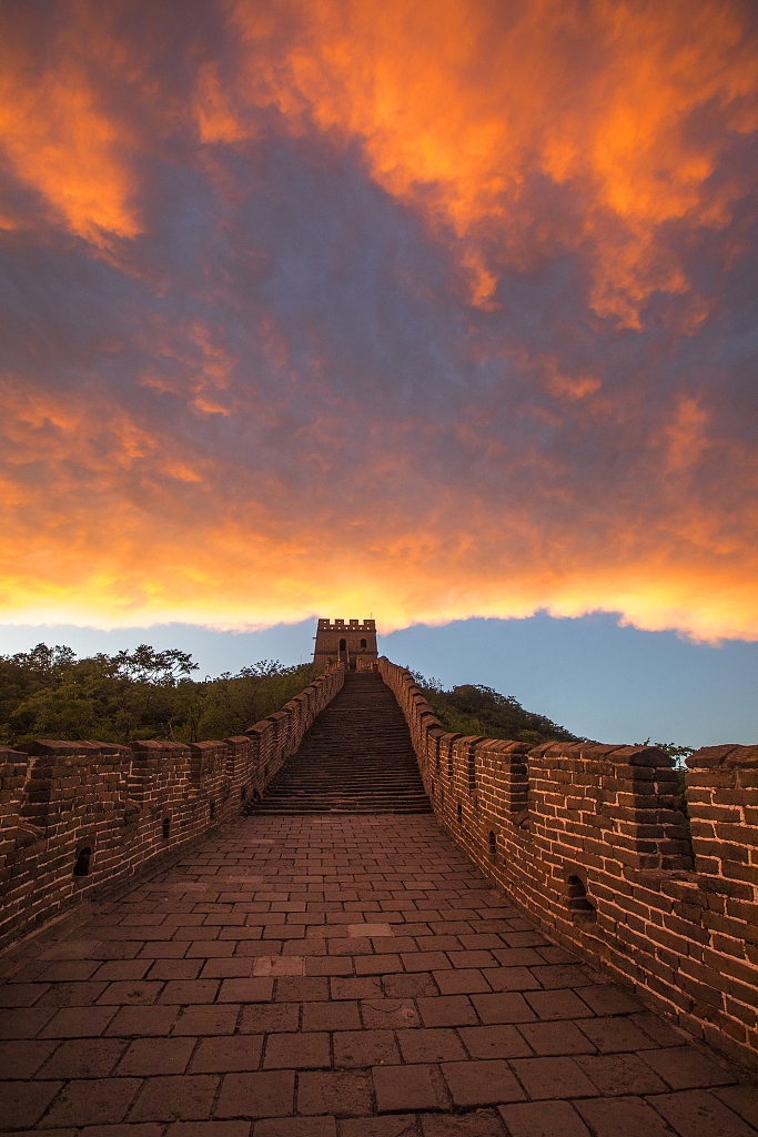 ChinaDaily's tweet photo. #ChinaCanvas The Mutianyu #GreatWall in Huairou, Beijing, is enveloped by fiery clouds and bathed in a glorious sunset glow, transforming the landscape into a breathtaking painting. 🥰🥰 https://t.co/pcTD4YubXN