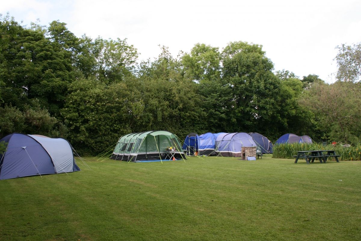 🌳 Discover Waters Edge Caravan Park, a family-friendly camping and caravan park nestled within the stunning Lake District National Park just outside Crooklands in Cumbria! 🏕 Campsite aroundaboutbritain.co.uk/Cumbria/11536 #LakeDistrict #Cumbria #Camping #Touring #CaravanPark #Crooklands