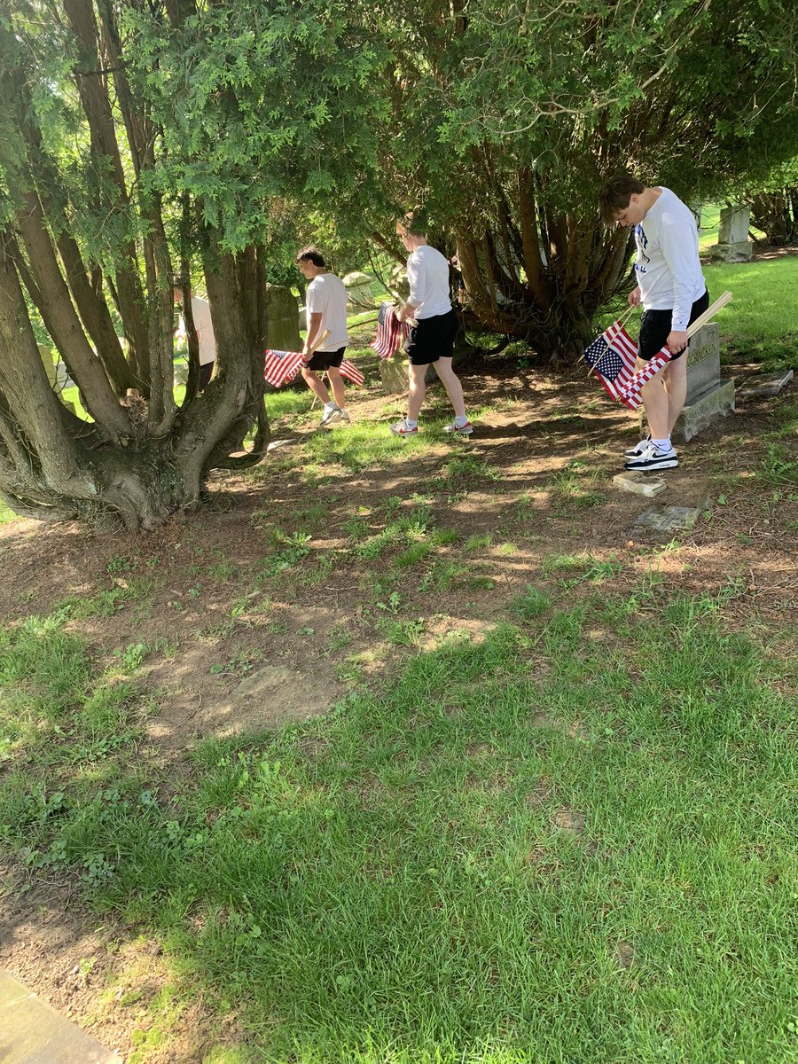 FootballHillers's tweet photo. Veteran Flag Placement at Washington Cemetery.  @FootballHillers @trinity_cares @JROTCHillers   Honoring those who served.  @TRINITY_MLUCAS @Trinity_Hillers @MrZebrasky @thstrinitypride https://t.co/9QTsUpUH35