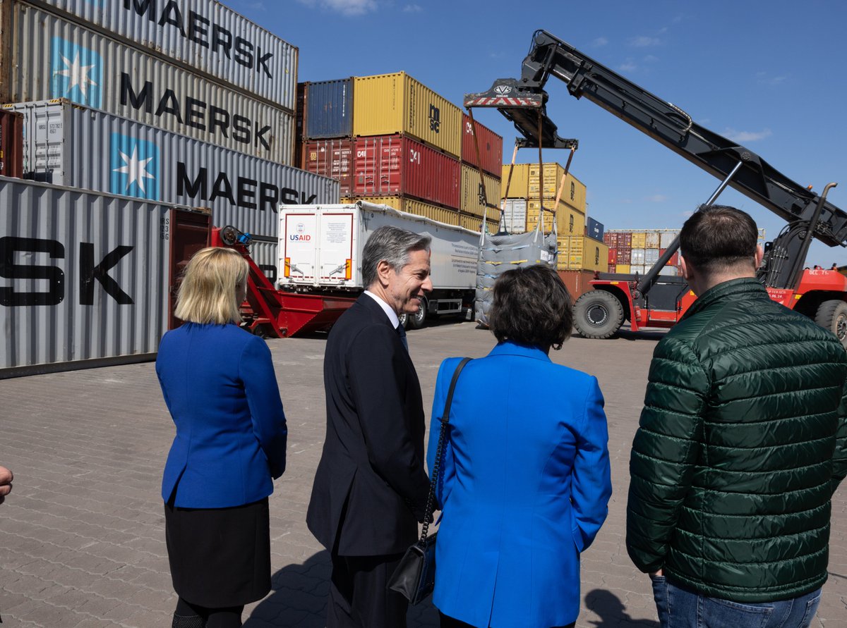 Secretario Blinken: Ucrania está alimentando al mundo mediante la producción de granos y exportación, incluyendo hacia los países con mayor inseguridad alimentaria. Pude verlo de primera mano durante una visita a instalaciones de transporte que usan equipo que USAID proporciona.