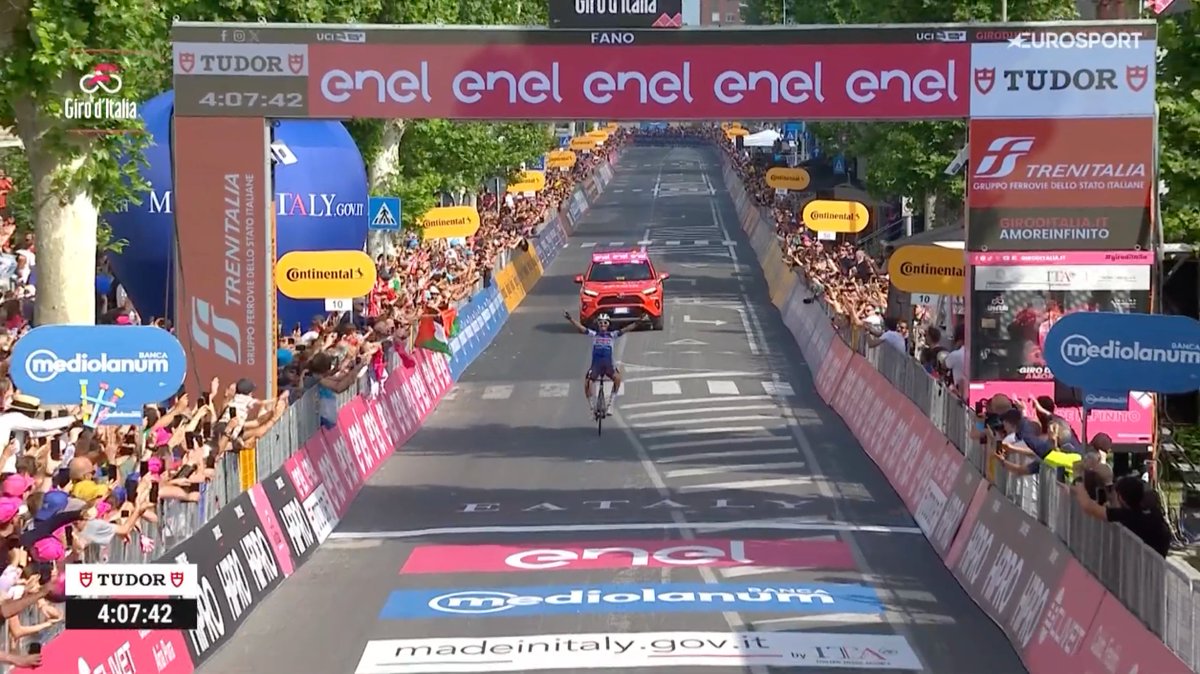 IL A GAGNÉ ! JULIAN ALAPHILIPPE A GAGNÉ !!! IL ENTRE AU PANTHÉON DES VAINQUEURS D'ÉTAPE SUR LES TROIS GRANDS TOURS ! LA RÉSURRECTION ! ON N'A JAMAIS DOUTÉ DE TOI JULIAN ! ON T'AIME !