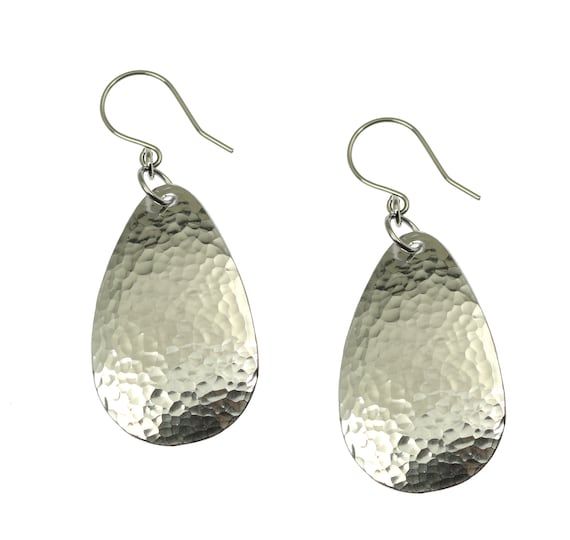 Give a toast to ten gorgeous years with our Hammered Aluminum Teardrop Earrings, a perfect 10th anniversary gift! 🥂💖 

Daily Jewelry Tips 👉🏼 @johnsbrana.

#10thAnniversaryGift #AluminumEarrings #JohnsBrana
buff.ly/4algqdr