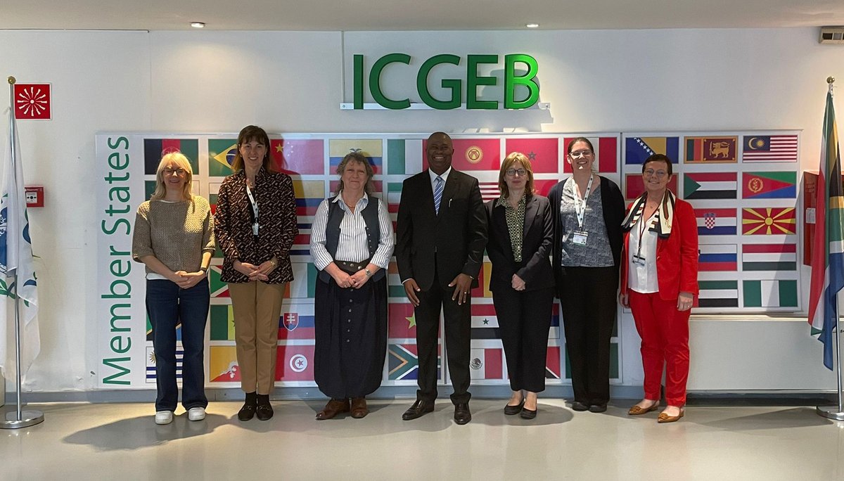 Great to have Dr. Phil Mjwara, former DG @dsigovza visit us in Trieste this week! #collaboration #science for #africa 👉 icgeb.org/a-salute-to-in…