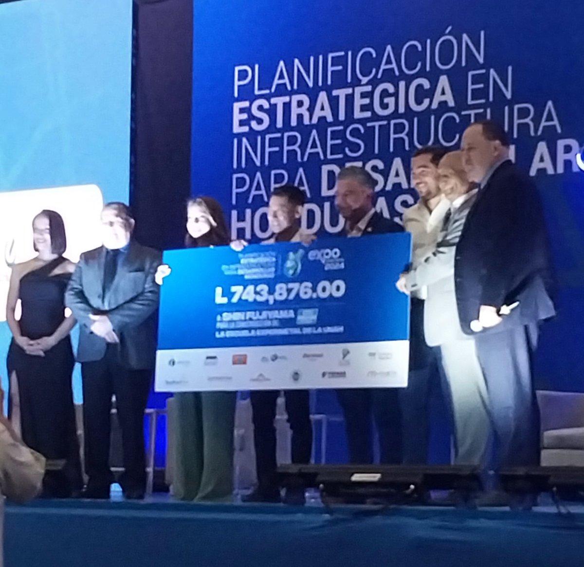 KarenRodAlv's tweet image. Donación de Expoconstruye a @ShinFujiyama por su gran labor.

Mi papá como parte del panel en representación de la Cámara de Empresas Consultoras.

#CHEC #CHICO #CICH

Gracias por el apoyo a los representantes del Gobierno
@TomasVaqueroM 
@OctaJPP 
@warren_ochoa 
@raseltome