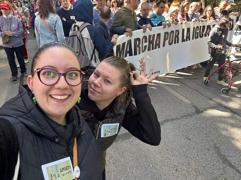 ¡Mañana de eventos! Nuestras técnicos Ana e Iryna han asistido a la Marcha por la Igualdad para manifestar nuestros derechos con el lema 'APORTA y no apartes' 🐌 @dipualba