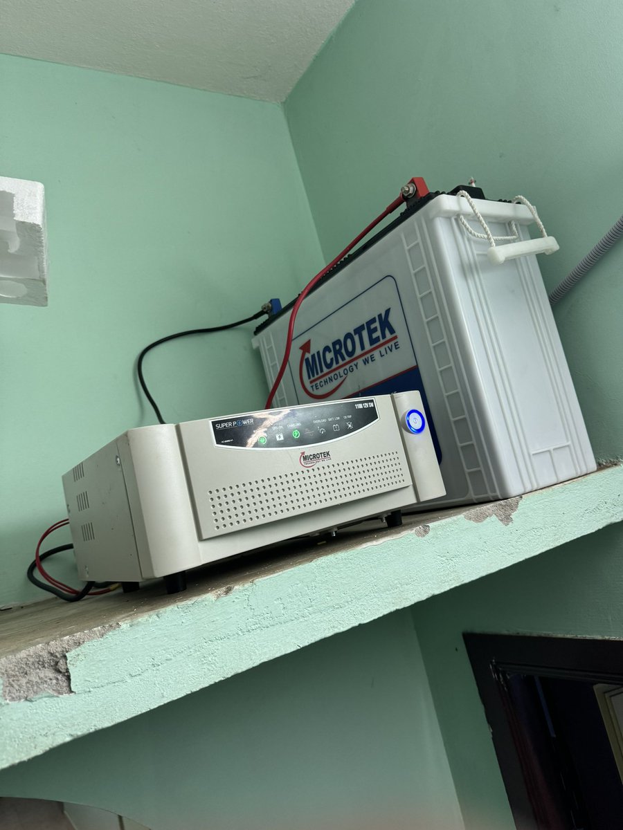 shiva10893's tweet image. நேற்று எங்கள் வீட்டில் மைக்றோடெக் இன்வெர்டர் பொறுத்தினோம் 😇 வேலை முடிய சுமார் 5 மணி நேரம் ஆயிற்று 🥵 #Microtek #inverter #ups