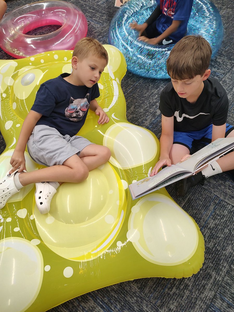 WallaceHESlib's tweet image. It&apos;s almost summertime, so we are going to Read and Float 🌊@HESRegalEagle #TeamHES #gcisdlib