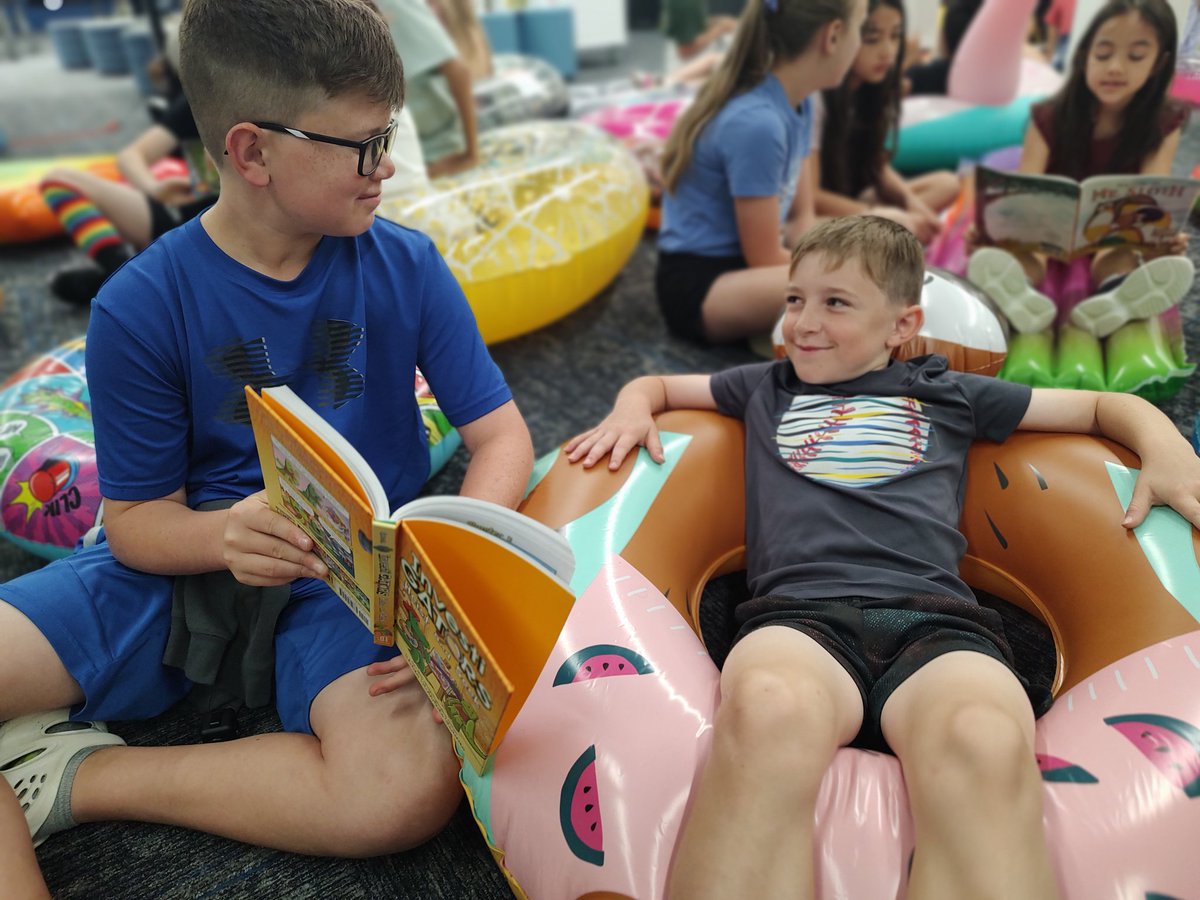 WallaceHESlib's tweet image. It&apos;s almost summertime, so we are going to Read and Float 🌊@HESRegalEagle #TeamHES #gcisdlib