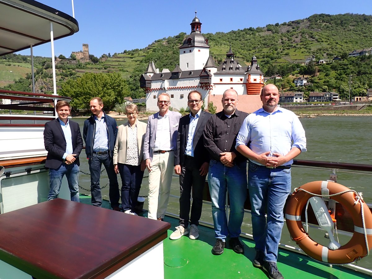 gdws_wsv_presse's tweet image. Leiter der #GDWS besucht Projektgebiet am #Mittelrhein
Bei einer Schifffahrt auf dem Rhein hat Eric Oehlmann die Bedeutung eines der Großprojekte der #WSV vor Ort unterstrichen. #Rhein #Mittelrheinprojekt