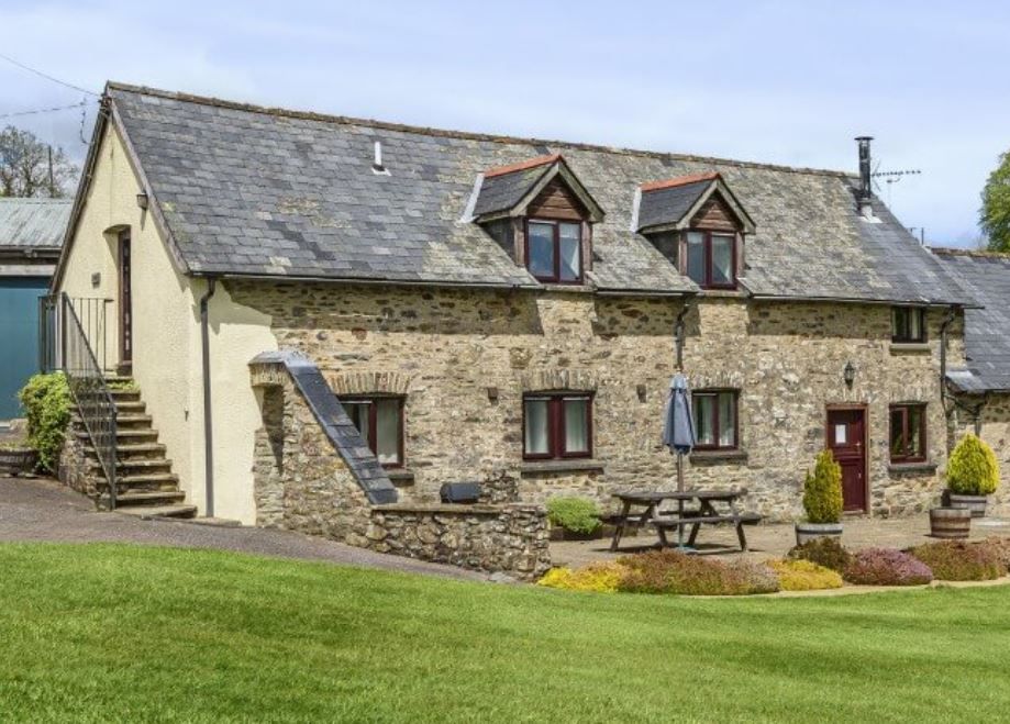 🏡 Discover West Hollowcombe Cottages, offering self-catering accommodation in Hawkridge, Somerset, close to Exmoor! 🏡 Self Catering aroundaboutbritain.co.uk/Somerset/1858 #SelfCatering #Somerset #Exmoor #CosyRetreat #FamilyHoliday #DogFriendly #Explore #CountrysideWalks #Hawkridge #UK