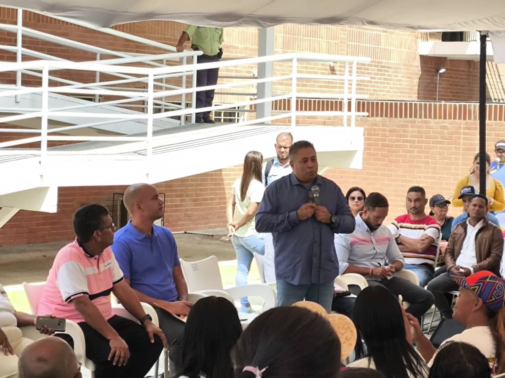 albequint's tweet photo. Acto de entrega de los trabajos de recuperación del CDI, SRI, Infocentro, villa Tatiana, en Santa Lucia, Miranda, por parte del gobernador Héctor Rodríguez. Mucha alegría, optimismo y trabajo en equipo comunidades, pueblo en la calle, recuperando sus espacios, Venceremos!! https://t.co/uWix5C8vwp