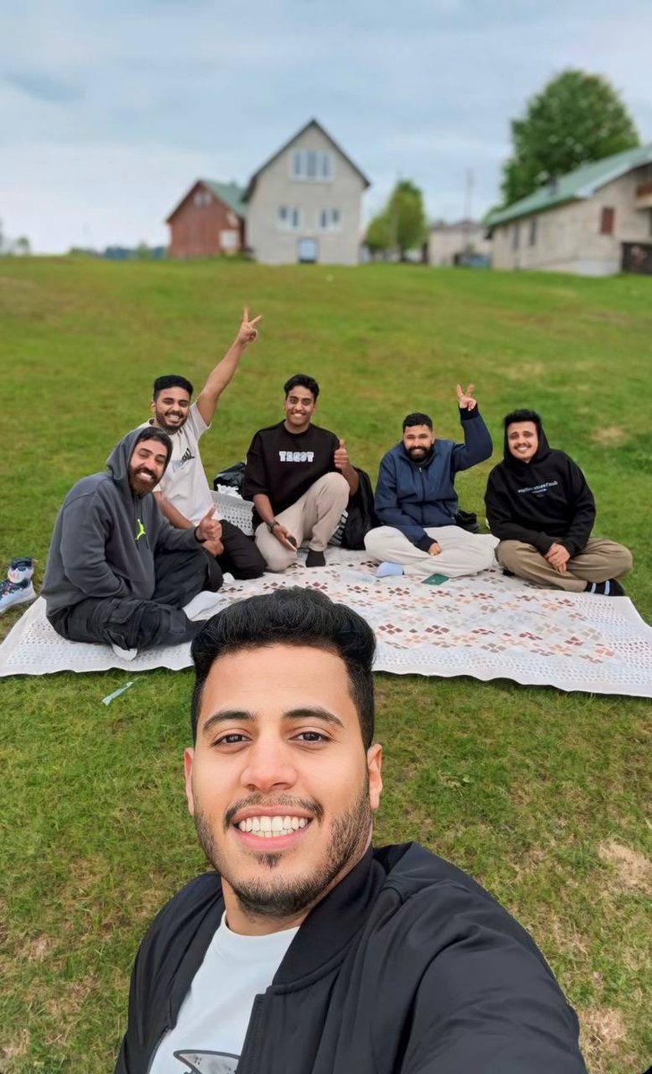 الأصدقاء امان حُب إحتواء إهتمام وأحياناً جدار تتكئ عليه 🤍
#سبايكي 
#سبايكي_في_طرابزون