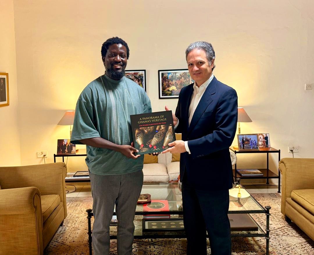 We recevied renowned 🇬🇭 artist @ibrahim_mahama . Soon he will be giving seminars and exhibiting in 🇪🇦 @museoreinasofia . We presented him with the new edition of 'A Panorama of Ghana's Heritage' funded by @AECID_es @UnescoGhana @Casaafrica