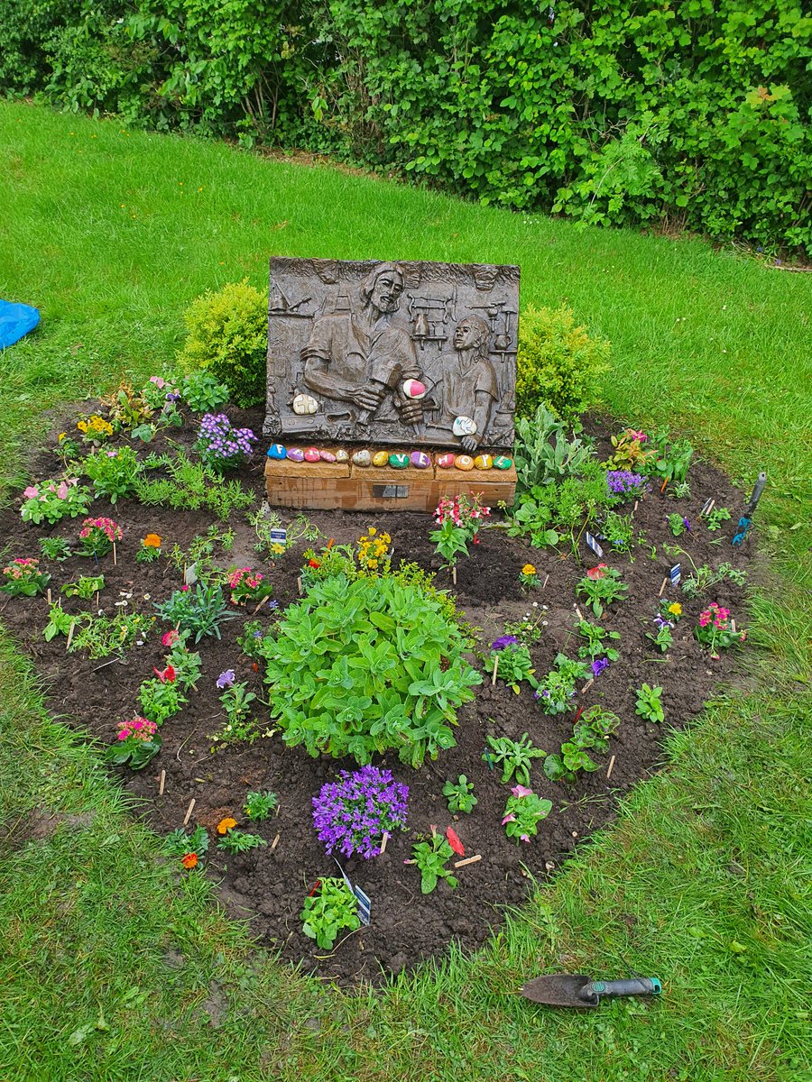 Year 3 spent the afternoon making our prayer garden beautiful, planting some new bedding plants just in time for us to enjoy over summer! 🌺🏵🌸🌷🌞 @LaudatoSiMvmt @OutdoorClassDay @creatingactive1