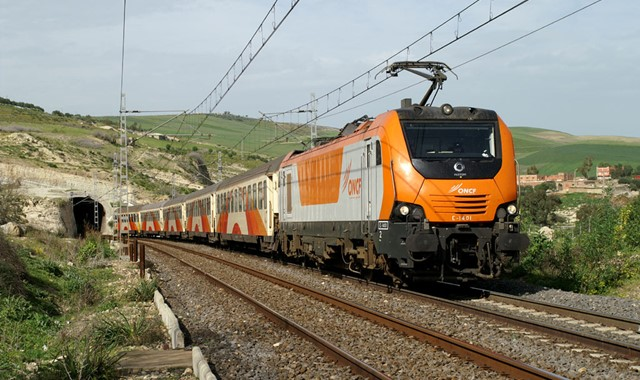 🚄 Le ministre des Transports annonce un projet de liaison ferroviaire entre Agadir et Laâyoune. Des études préliminaires ont été réalisées pour déterminer le tracé et le coût. Ce projet renforcera la connectivité d'Agadir et stimulera le développement régional. #Agadir