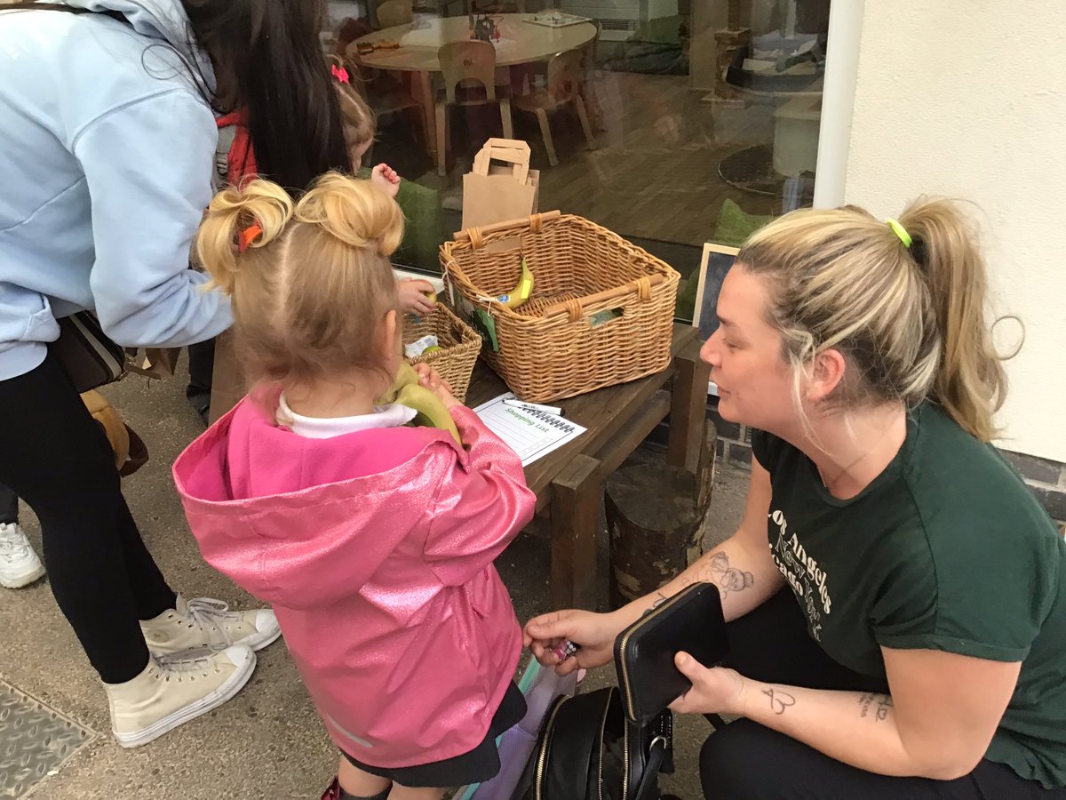 Explorers’ story this week is The pig is in the Pond ! #washingmuddypigs #pondart We also invited our parents in to buy lovely fruits and vegetables from our Farm Shop. We were amazed to find a carrot growing in our garden. #size #counting #sorting #creatingabetterfuture #EYFS