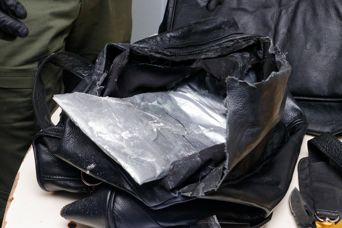 Alerta Aeropuerto🚨 La @senad_paraguay detectó cocaína en una encomienda aérea que iba a Madrid 🇪🇸. La droga estaba oculta en 3 carteras para damas. El paquete fue retenido durante controles realizados por Agentes Especiales y el can detector de drogas Rocky.