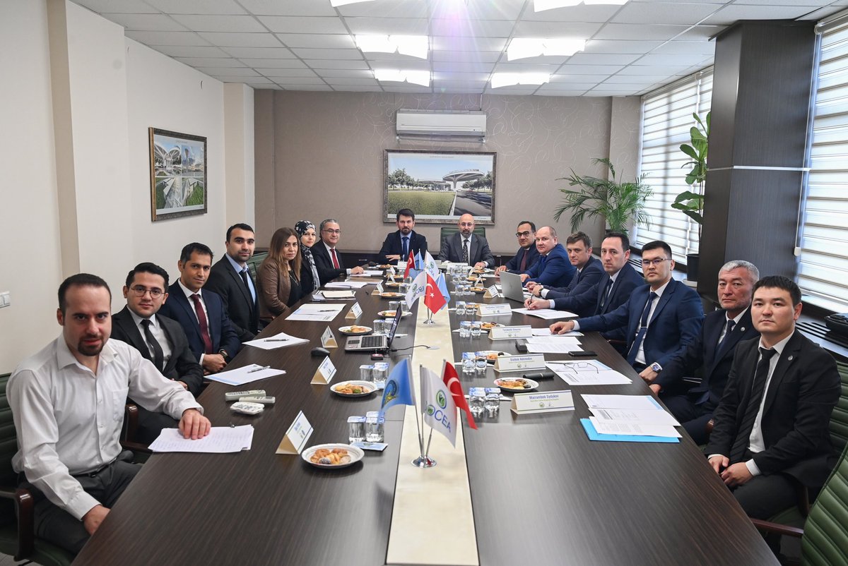 Kardeş Azerbaycan ile imzaladığımız iş birliği protokolüyle Avrupa ve Asya'yı kapsayan bölgesel bir hava seyrüsefer koordinasyon platformu oluşturmak amacıyla kurulan SOCEA'ya, dost Özbekistan’ın ardından, havacılık alanındaki başarıları ile bölgede önemli bir aktör haline gelen