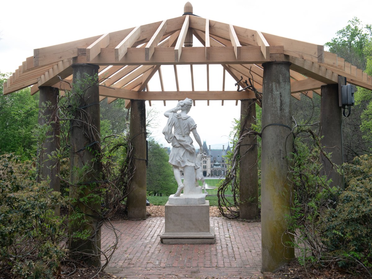 At about 25 years old, the roof of the pergola over Diana at Biltmore was deteriorating and in need of repair; a new roof was crafted in-house from locust lumber in an effort to balance sustainability with hardiness. For more: bit.ly/3JFIPQL

#NationalPreservationMonth