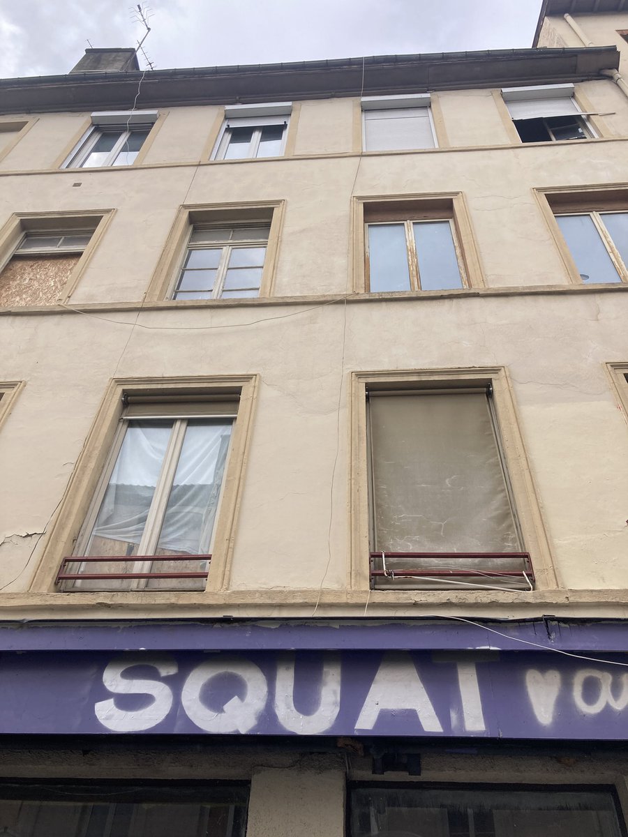 Ce jeudi 16 mai, en application d’une décision de justice, les forces de l’ordre ont procédé à l’évacuation d'un #squat situé à #Lyon3.
🏗️🏢 Après travaux, cet immeuble désaffecté sera requalifié en logement social.