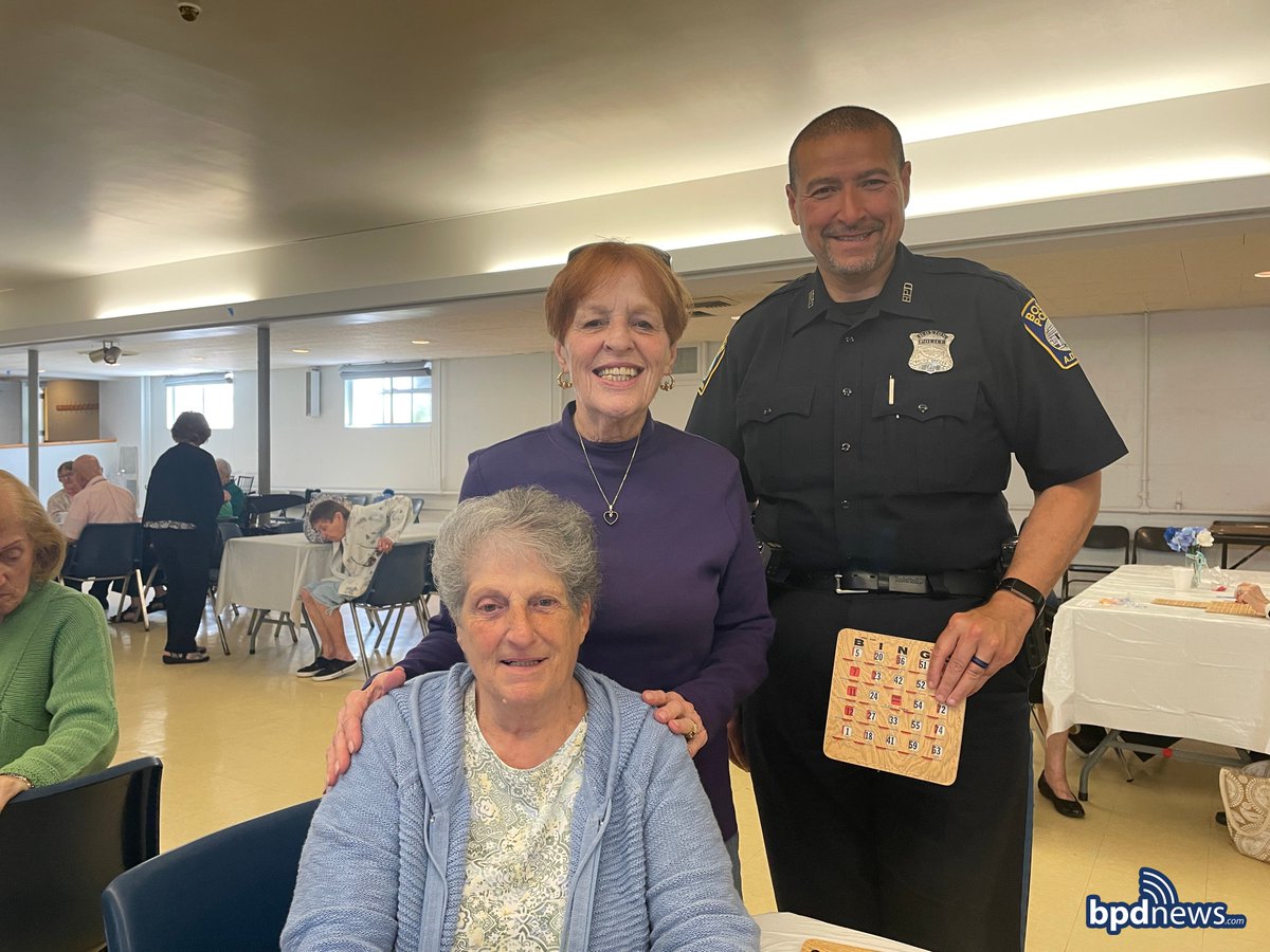 BPD in the Community: District E-5 Helps Serve Lunch at St. Johns Parish police.boston.gov/2024/05/16/bpd…