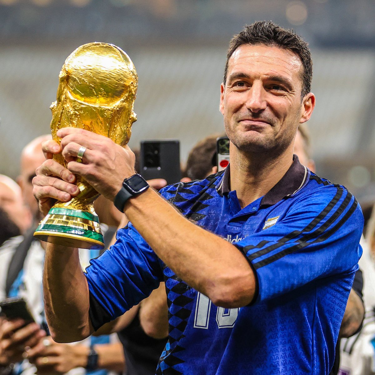 You have brought peace and stability to the lives of countless people, and we will be forever grateful to you. Happy birthday, Scaloni! 🎂💥