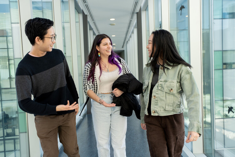 On May 30, join us for a virtual fireside chat. 'First 48 Hours' chronicles the first two days of international students' journeys to U of T. Following a documentary screening, students will reflect on their experiences captured on camera. 🌎 Register: uoft.me/avy