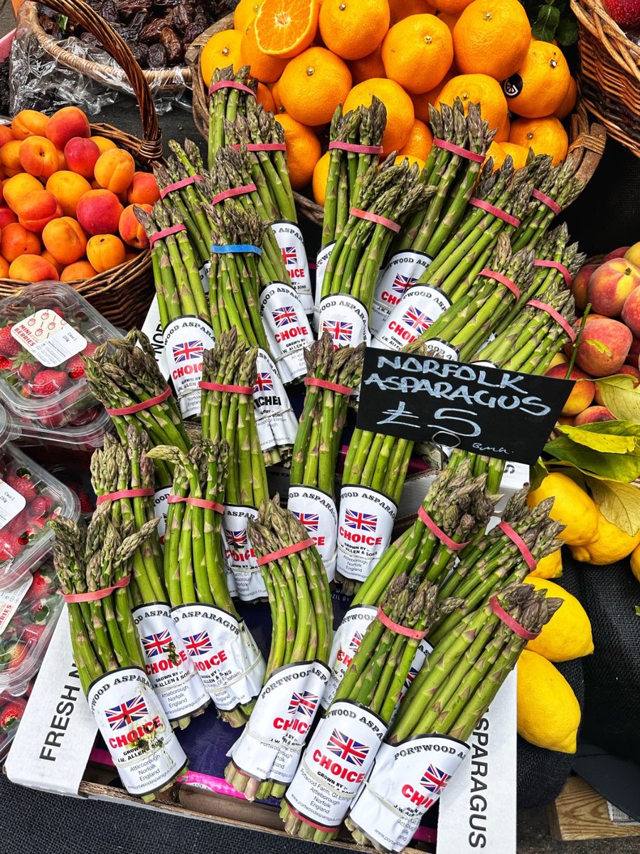 After a few weather-afflicted stutters, beautiful English asparagus is now bursting through the warming soil in ever-greater quantities. In time to make the most of the coming glut, it’s worth revisiting @kitchenbee's guide to preparing asparagus. 🌿➡️ brnw.ch/21wJQn3