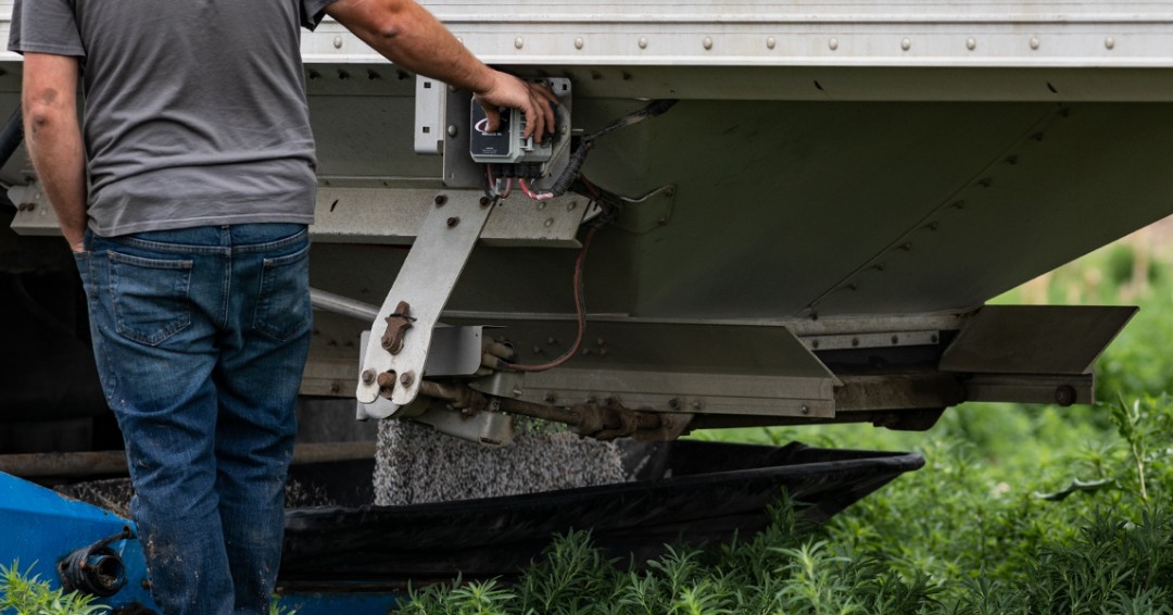 Cranking your trap doors open is a task of the past. Our #ROLTEC Electric Hopper Conversion safely slides hopper doors open and closed with a touch of a button. #AGRICOVERSolutions #fertilizer #fertilizerspeader #fertilizers