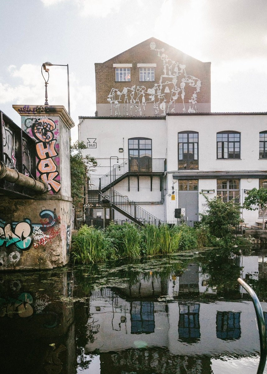 Meet Douglas McMaster, the visionary chef behind Silo London, the world's first Zero Waste restaurant! ✨ 
Every ingredient is honored in its natural state, sourced directly from farmers and processed on-site to minimize waste! 🌍 #PumpForThePlanet #BestPractice @dougiemcmaster