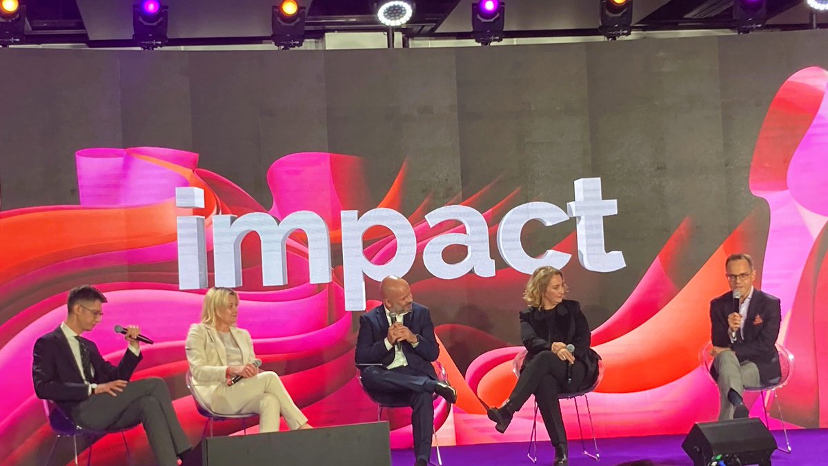 #NaScenieImpact @ImpactCEE Tomasz Owczarek: 'Technologia i personalizacja kształtują przyszłość bankowości. Musimy zaspokajać potrzeby klientów, ale też proponować im nowe innowacyjne rozwiązania, których jeszcze nie znają, a które wyniosą ich doświadczenia na wyższy poziom.'