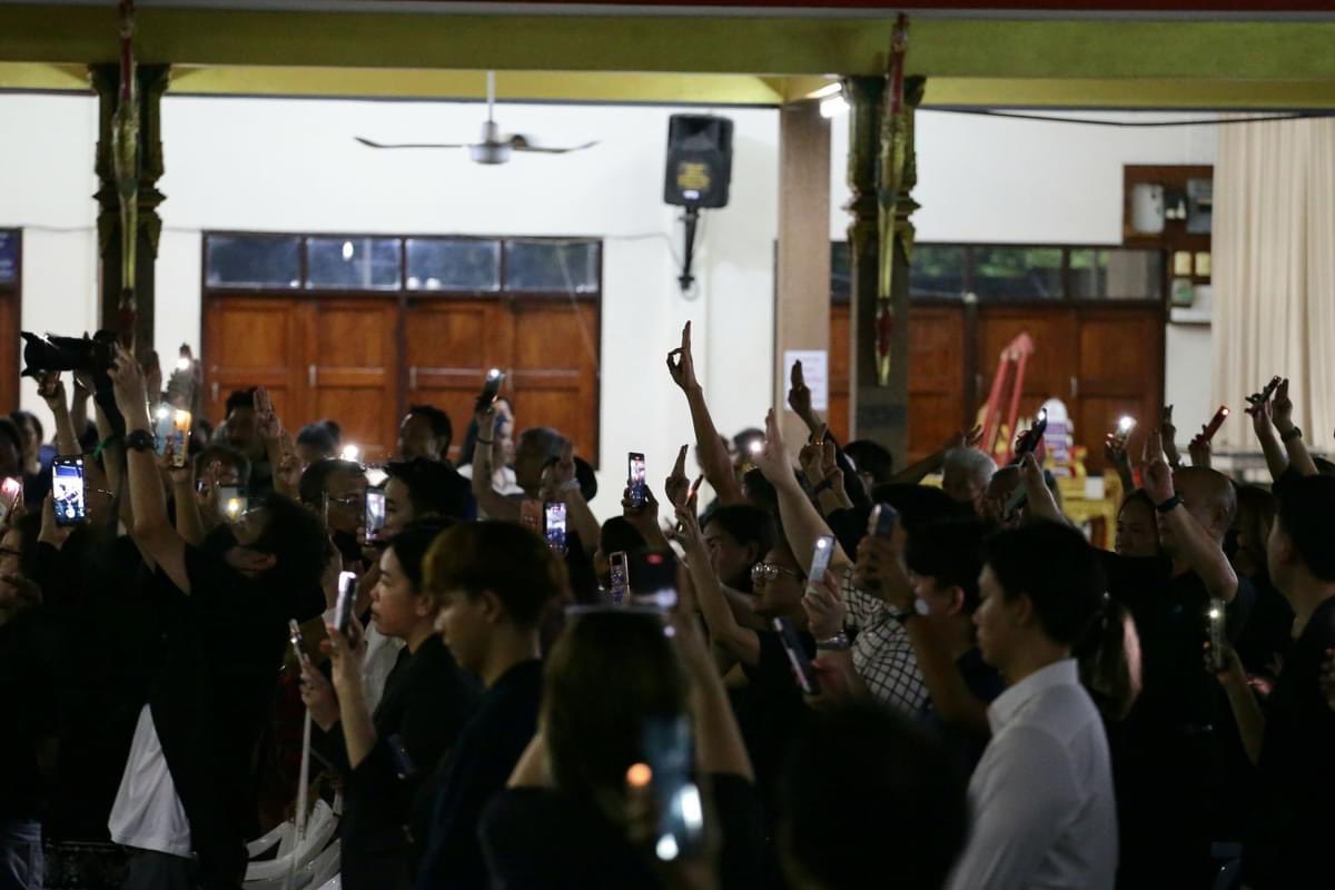 #ชัยธวัช - สส. #ก้าวไกล , สส. #ธีรรัตน์ #เพื่อไทย ร่วมงานสวดพระอภิธรรมคืนแรกของ #บุ้งทะลุวัง โดยมี เพื่อนๆ และกลุ่มนักเคลื่อนไหวทางการเมืองมาร่วมไว้อาลัยร้องเพลง ‘แสงดาวแห่งศรัทธา’ กระหึ่มศาลา 7 เปิดแฟลช ชู 3 นิ้ว เปล่งเสียงสนั่น #ยกเลิก112 ส่งวิญญาณบุ้ง