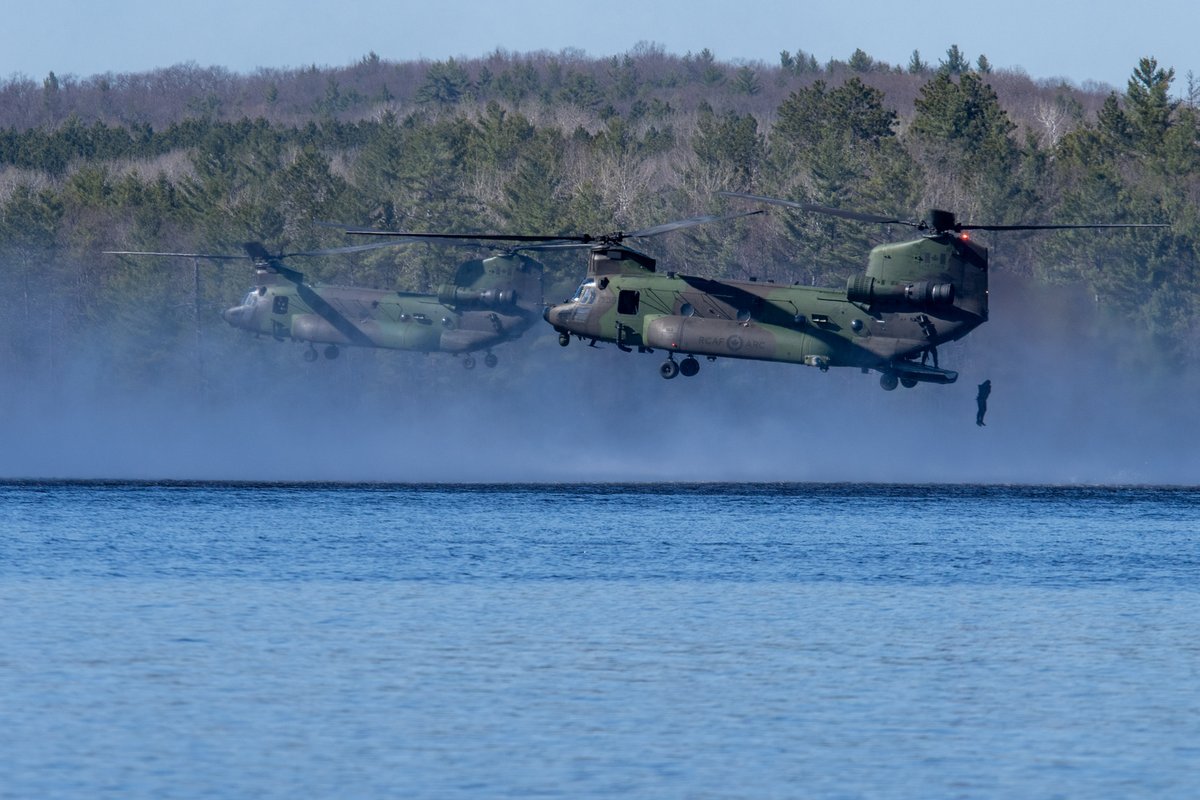 Nothing beats an @RCAF_ARC helicopter ride followed by a refreshing swim 😉 Soldiers at CFB Petawawa recently completed the Helicopter Insertion Master course run by the Canadian Army Advanced Warfare Centre. 📸 Cpl Danielle Comisso