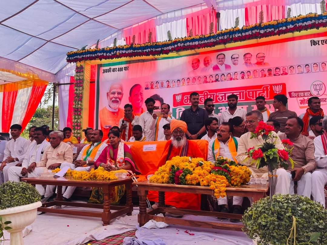 अबकी बार 400 पार 
लोकसभा क्षेत्र झांसी ललितपुर में भाजपा प्रत्याशी श्री अनुराग शर्मा जी के समर्थन में जनसंपर्क के दौरान ललितपुर विधानसभा के ग्राम जखौरा में विशाल जनसभा में मुख्य अतिथि के रूप में पहुंचने पर श्री सीता राम लोधी जी एवं सम्मानित कार्यकर्ताओं ने स्वागत किया।