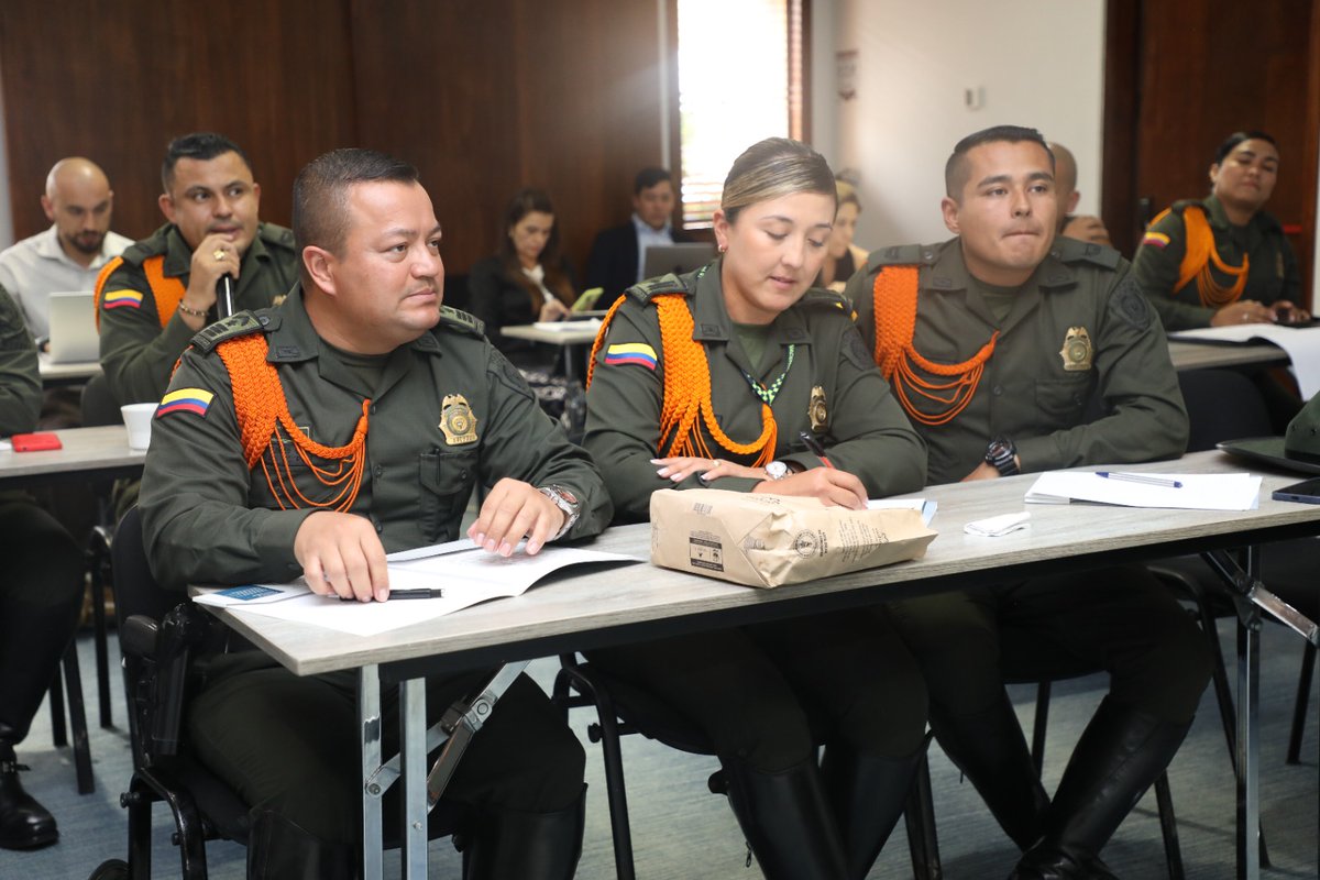 Durante tres días en #Bogotá, tenemos la 'capacitación en metodología de fortalecimiento de capacidades para la construcción de planes operativos con enfoque en gestión comunitaria, prevención de crimen, la violencia y delitos ambientales'. #SeguridadEnElTerritorio