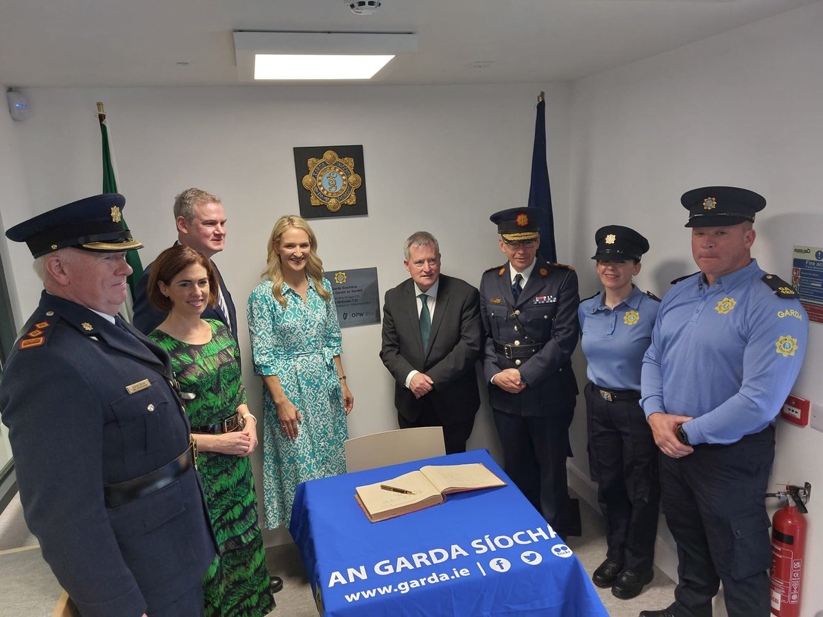 Today, Minister @kodonnellLK joined Garda Commissioner Drew Harris & Minister @HMcEntee to re-opened An Spidéal Garda Station. Thanks to the OPW, the new eco-friendly building features top insulation, LED lighting, & Air to Water heating, aiming for an A BER rating.