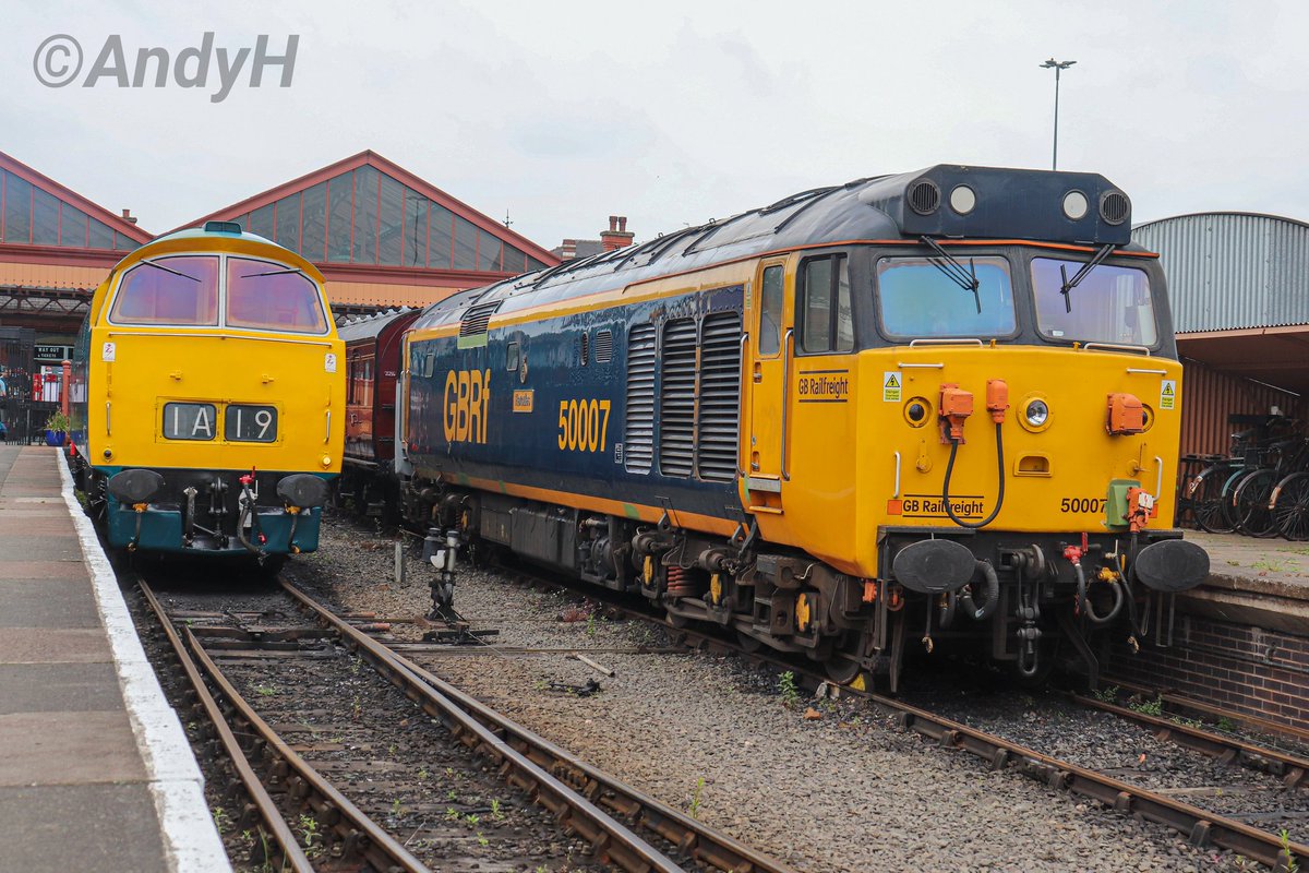 D1062 'Western Courier' & 50007 'Hercules' waiting for their next runs at Kidderminster this morning. @svrofficialsite #SVRgala #Whizzo #Hoover 16/5/24