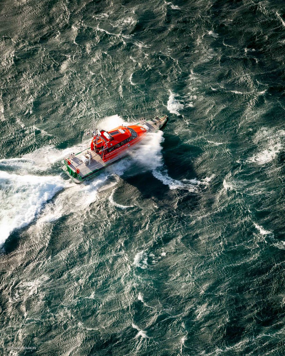 #JeudiPhoto 📸 Les #SauveteursenMer de la station #SNSM de l'Île de Sein à bord de leur canot tous temps sous des rafales de #vent dépassant les 100 km / h 👀 snsm.org Photo 📸 @CMphotographer